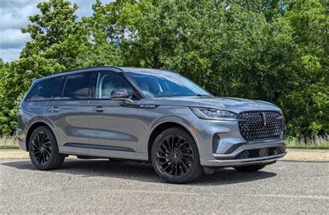 2025 Lincoln Aviator First Drive: Still a beautiful example.